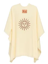 Ruana de lana merino color crudo, tejida a mano con punto grueso y terminación con flecos.