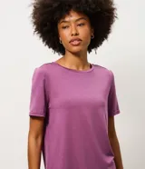 Remera deportiva Get Over de microfibra color lila, de corte regular y recto, con cuello redondo, mangas cortas y terminación redondeada.