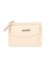 Tarjetero de cuero sintético con textura croco color bordó, con compartimento principal con cierre, bolsillo frontal con solapa y placa metálica con el logo de la marca.