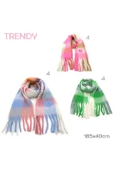 Bufanda de tejido suave con diseño de cuadros en tonos verdes, blancos y grises. Presenta flecos en los extremos y un aplique circular decorativo en uno de los laterales.