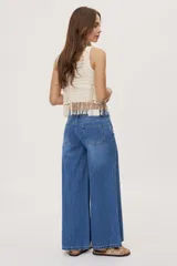 Jean wide leg de tiro medio, con pierna amplia de caída recta, diseño de cinco bolsillos, pasacintos y cierre frontal con botón y cremallera.