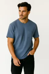 Remera de algodón azul con textura acanalada, manga corta, cuello redondo y bolsillo en el pecho.