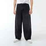 Pantalón de jean estilo baggy, de corte holgado y tiro medio, en color negro con efecto lavado. Cuenta con diseño de cinco bolsillos y cierre frontal con botón y cremallera.