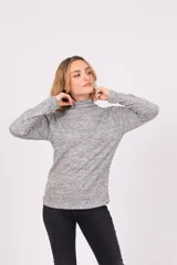 Polera de lanilla color champagne, de cuello alto y manga larga.