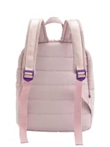 Mochila pequeña acolchada color rosa con detalles en morado, cierre principal con doble cremallera, bolsillo frontal con cremallera, bolsillo interno con cierre y red, correas ajustables y logo de la marca en la parte inferior.