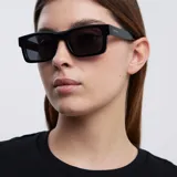 Lentes de sol cuadrados negros con montura de bio-based G850 y patillas de propionato de celulosa.