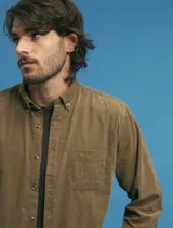 Camisa de manga larga confeccionada en pana de algodón, con cuello button-down y bolsillo frontal en el pecho.