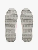 Zapatillas Tommy Jeans de estilo running, color gris con detalles en rosa y blanco. Confeccionadas en ante, poliéster y goma, con suela gruesa de tacos.