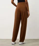 Pantalón de corte recto confeccionado en tejido de modal con mezcla de poliéster y elastano. Presenta un diseño minimalista con cintura elástica y costuras verticales que aportan estructura a la prenda.