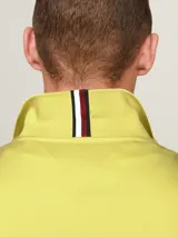 Chomba amarilla de piqué de algodón con cuello clásico, tapeta de dos botones y logo bordado en el pecho.