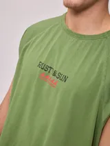 Musculosa de algodón color blanco, corte oversize, con cuello redondo y estampa frontal con texto y ondas.