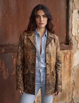 Blazer de cuero envejecido color camel con efecto desteñido, solapas clásicas, cierre frontal de botones y bolsillos frontales con solapa.