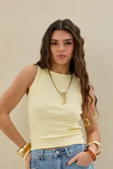Musculosa de tejido de punto acanalado en color amarillo claro, con cuello redondo y diseño ajustado.