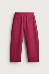 Pantalón jogger relaxed fit color bordó, confeccionado en tejido con algodón e interior forrado en tejido polar. Cuenta con cintura elástica, bolsillos frontales, bolsillos traseros de vivo y detalle de costura frontal en las perneras.