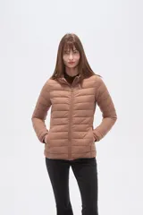 Campera puffer negra de nylon, con cierre frontal y cuello alto.