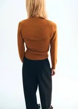 Jersey de punto fino color tostado, con diseño combinado de cuello halter y mangas largas integradas.