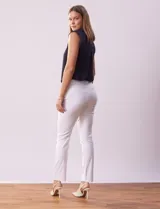 Pantalón negro de gabardina elastizada marca Tahari, corte slim, con pretina con pasadores, cierre y broche interno. Delantera y trasera con bolsillos.