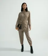 Pantalón estilo jogger de suedine, con cintura elástica y cordón ajustable, puños elásticos en los tobillos, bolsillos laterales y detalles perforados en los laterales y bolsillos.