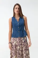 Chaleco de denim azul con cierre frontal de botones metálicos, escote en V y lazo ajustable en la cintura.
