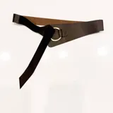 Cinto de cuero marrón con diseño de ajuste mediante aro metálico dorado y tira larga de gamuza.