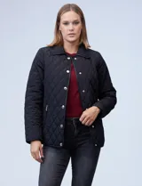 Campera capitoneada negra marca Michael Kors, con abertura central con botones metálicos dorados, bolsillos verticales delanteros y avíos metálicos con logo.