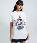 Remera blanca de manga corta y cuello redondo, con un estampado central que presenta a Mickey Mouse y sus amigos (Goofy, Minnie, Donald, Daisy, Pluto) en estilo deportivo, con el texto "Mickey & Friends" y la frase "Never Get Out Of Style".