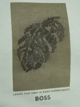 Remera color crema de corte regular fit, con cuello redondo y manga corta. Presenta un cuadrado blanco estampado en el frente con el logo de la marca.