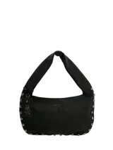Cartera tipo hobo de la marca Hush Puppies, color negro, con diseño de asa única integrada y detalle de tachas metálicas en los laterales y la base. Incluye un colgante decorativo con el logo de la marca.