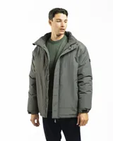 Campera de invierno color negro, con capucha acolchada ajustable, cierre frontal protegido por solapa con botones a presión, bolsillos laterales y puños regulables con velcro.