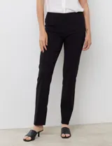 Pantalón de vestir negro de corte recto y entallado, con nervadura central vertical que estiliza la silueta. Presenta cintura ancha de soporte, panel de malla interna para control abdominal y bolsillos posteriores simulados.