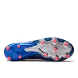 Championes de fútbol New Balance Tekela color azul con detalles en plateado y rojo.