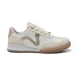 Championes deportivos Via Marte modelo Aubrey, en tonos blanco, beige y detalles dorados, con suela de goma y cordones frontales.