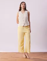 Pantalón capri amarillo de lino marca Zac & Rachel, con pretina elastizada, bolsillos delanteros y botones decorativos.