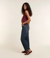 Blusa musculosa de ribana color blanco, con escote en U.