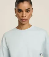 Remera boxy celeste de algodón peruano, con cuello redondo y mangas cortas amplias.