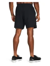 Short deportivo Under Armour modelo Launch de 7 pulgadas, color negro. Cuenta con forro interior de malla, paneles laterales transpirables, cintura elástica con cordón interno y bolsillos laterales con compartimento interno para teléfono.