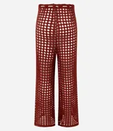 Pantalón de playa de crochet color ladrillo, con corte acampanado y cintura ajustable con cordón blanco.
