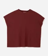 Blusa de ribana color marrón, con cuello redondo, mangas cortas y diseño holgado.