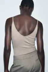 Camiseta de tirantes de corte slim fit, escote redondo y tirantes finos. Tejido de mezcla de viscosa con bajo recto.