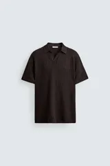 Polo de manga corta color marrón oscuro, confeccionado en tejido waffle de algodón, con cuello solapa y abertura frontal.