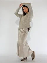 Pollera larga color beige de terciopelo, corte sirena.