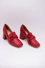 Zapato de cuero rojo con aplique decorativo en el empeine y tacón cuadrado.