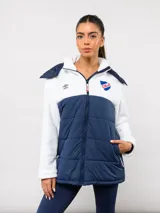 Parka de abrigo Umbro del Club Nacional de Football, con diseño bicolor que combina tejido polar blanco en la parte superior y tejido acolchado azul marino en la parte inferior. Cuenta con cierre frontal completo, cuello alto y bolsillos laterales.