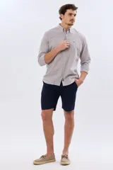 Bermuda clásica de corte recto, con bolsillos laterales y traseros, confeccionada en mezcla de lino y algodón.