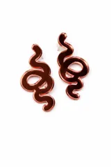 Aros colgantes con diseño de serpiente en acrílico espejado color cobre. Presentan una silueta sinuosa y brillante, ideales para complementar outfits de fiesta.