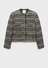 Chaqueta de tweed con cuello redondo, cierre frontal de botones metálicos y cuatro bolsillos de solapa en la parte delantera. Presenta un diseño recto de manga larga con acabado desflecado en el bajo.