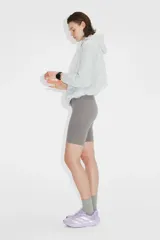 Mallas cortas de correr de talle alto y ajuste ceñido, color gris, con cintura ancha y bolsillo oculto en la parte trasera.