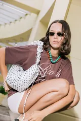 Collar de cuentas esféricas de tamaño mediano, alternando colores turquesa y terracota, con cierre metálico.