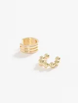 Set de dos earcuffs metálicos dorados, uno con diseño de tres aros lisos superpuestos y otro con diseño de esferas pequeñas unidas.