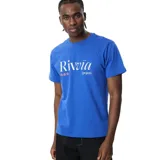 Remera azul con estampa frontal de la marca Rivvia en color blanco y tres flores rojas.